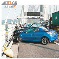 跑車與四驅車在汀九橋相撞。