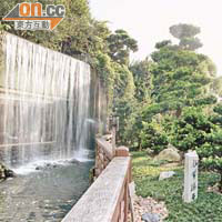 南蓮園池有流水瀑布、樹松、庭園，整體設計富有特色。