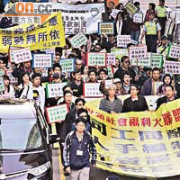 社工人手不足問題蔓延至小學，社工團體多次遊行要求政府確立人手編制。	（資料圖片）