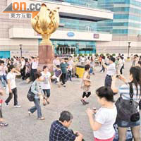 大批內地旅客在黃金周來港旅遊，旅遊熱點之一的灣仔金紫荊廣場甚為熱鬧。