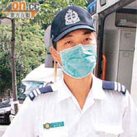 救護員手持空載的藥水樽。
