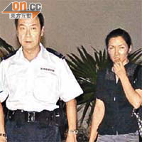 聲稱被打傷婦人（右）送院驗傷。