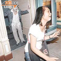 厲鬼突然從旁殺出，被嚇個措手不及的女士驚叫逃走。
