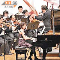 黃愛恩在大型演奏會上擔綱鋼琴彈奏。