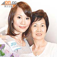 黃愛恩（左）付出比別人多幾倍努力才能夢想成真，她感謝母親（右）及家人的鼓勵。