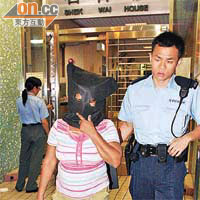 懷疑被虐打南亞裔男童（橙衣）向警員講述經過。