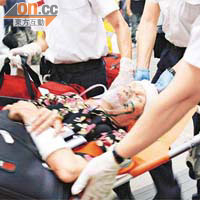 老婦頭部撞傷，被救起送院。