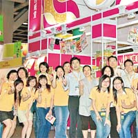 百成堂在美食博覽設攤位，李俊文（紅圈）和員工打成一片。 受訪者提供