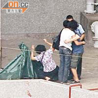 死者家人認屍時表現激動，跪屍痛哭。