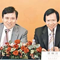 郭炳聯（左）和郭炳江○八年五月曾要求召開董事局終止兄長職務，改任非執行董事。	資料圖片