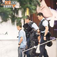 其中一名涉案護衞被捕帶署。(資料圖片)