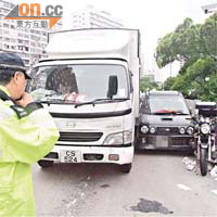 肇事三車如三文治夾實，橫擱天橋。