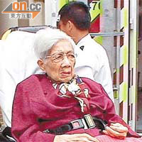 老婦受輕傷推回醫院救治。