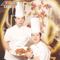 金陶軒主廚張錦華（右）及助理劉耀強（左）合作炮製脆皮椰子雞，贏得今年美食之最家禽雞組別至高榮譽金獎。