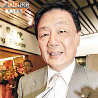 胡曉明打咗條鋪滿揮桿人仔嘅呔，但笑言依家好少打高球。