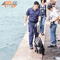警方派出搜索犬在岸邊搜索，發現賊人遺下的鎅刀。