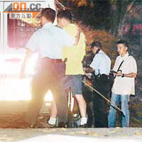 目擊事件的男途人向警員講述經過。