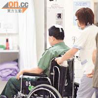 遇襲懲教署職員頭頂及前額受傷，需送院治理。