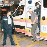 其中一名疑犯由警員押解，乘救護車送院。