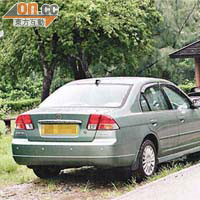 停泊在泥路上的私家車，大部分都沒有「禁區紙」。