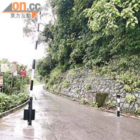通往榕樹澳村的道路雖設有鐵閘，但在星期一至六，大閘打開，無人駐守。