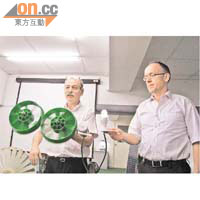 Lucien Gambarota（左）與副會長Christian Masset手持微型渦輪，示範利用風力發電。