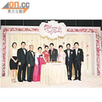 郎才女貌恭喜晒<br>呂鈞堯與韓籍太太Miyoung（右四、五）喺雙方家長見證下切結婚蛋糕。