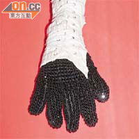 米高積遜的黑色水晶手套連白色棉製手帶。$1,400,000