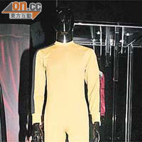 《死亡遊戲》中李小龍替身BUDDY JOE HOOKER穿着的經典黃底黑邊功夫衫。