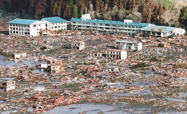 日海嘯滅兩市逾1700人死 8萬人失蹤