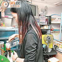 六口家逼住80呎板間房