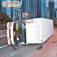 路面凹凸釀炒車紅隧塞爆