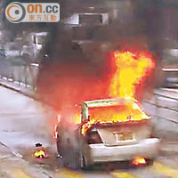 私家車相撞自焚燒剩骨