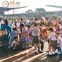 跨境童開學遲大到