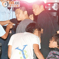 近20漢混戰警拘兩人