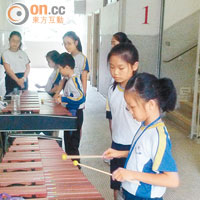 北區學童走廊練樂器