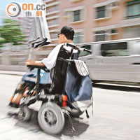 電動輪椅客馬路疾馳