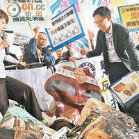 政府硬推堆填焚化爐立會撞板
