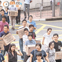 不人道堵路斷警糧水