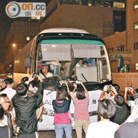 壹傳媒派百人與示威者對峙