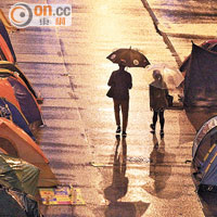 冷雨強風 佔區直幡欲墜