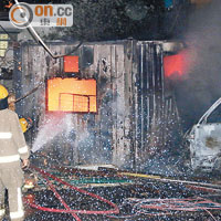 貨櫃離奇起火燒毀四車