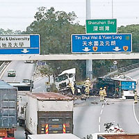 櫃車撞欄翻側塞爆屯門公路