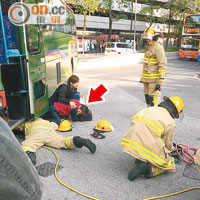 單車男捱撞輾腳捲車底