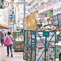 筲箕灣：回收舖鐵籠霸佔道路