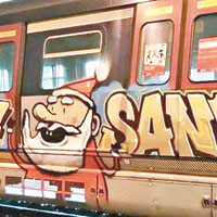 港鐵列車現聖誕老人塗鴉