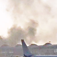地盤火燒貨櫃 機場濃煙沖天