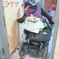 輪椅客出入難 房署漠視