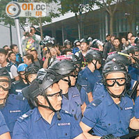 高官落區宣傳政改警組特別隊抗示威