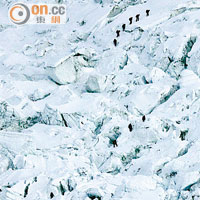 珠峰毀數十營地登山客19死61傷